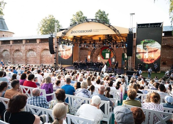 В Зарайске на фестивале «Достоевский» представили спектакль-концерт «Бедные люди»
