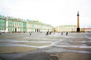 Голый мужчина пробежался по Дворцовой площади в Петербурге